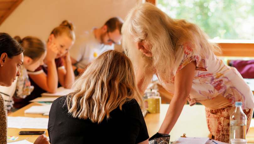 Teilnehmer der Heilpraktiker Psychotherapie Ausbildung arbeiten in Kleingruppen