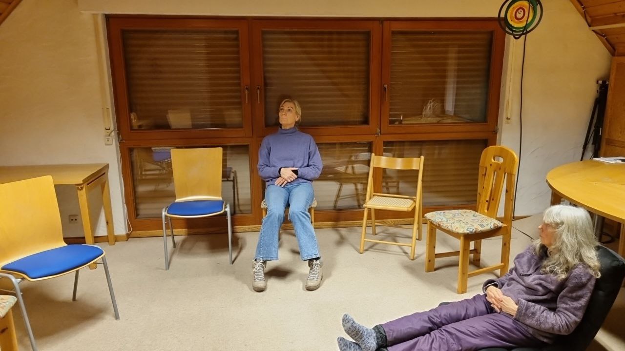 Teilnehmerinnen üben eine Gesprächssituation im Seminarraum
